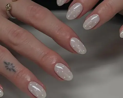 Milky glazed nails: Minimal maniküre ışıltılı bir dokunuş