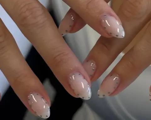 Minimal manikürler için 4 “nail art” fikri