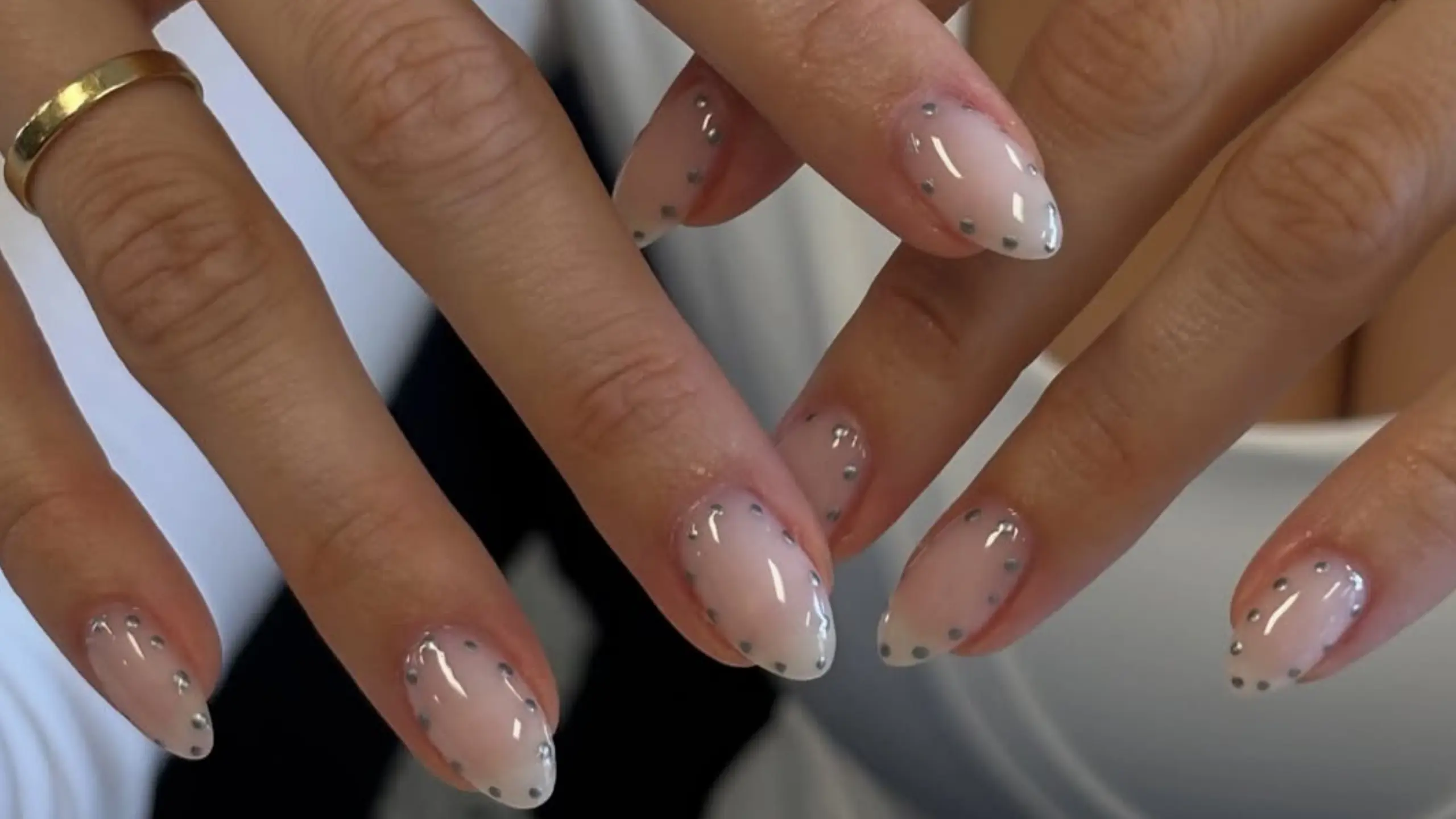 Minimal manikürler için 4 “nail art” fikri