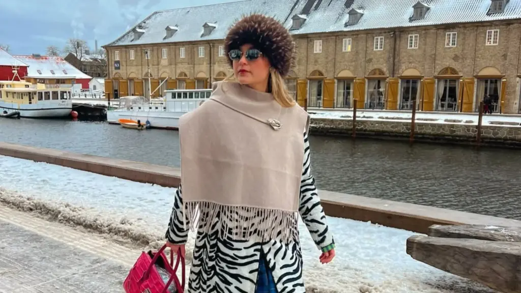 Minimal silüetlere dinamik bir dokunuş: Püsküllü parçalar