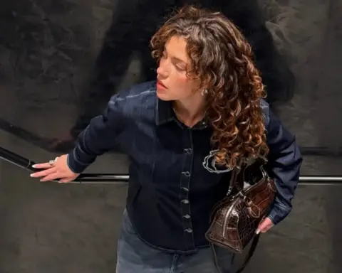 Minimal ve zamansız: Koyu renkli denim stilinizi tamamlıyor