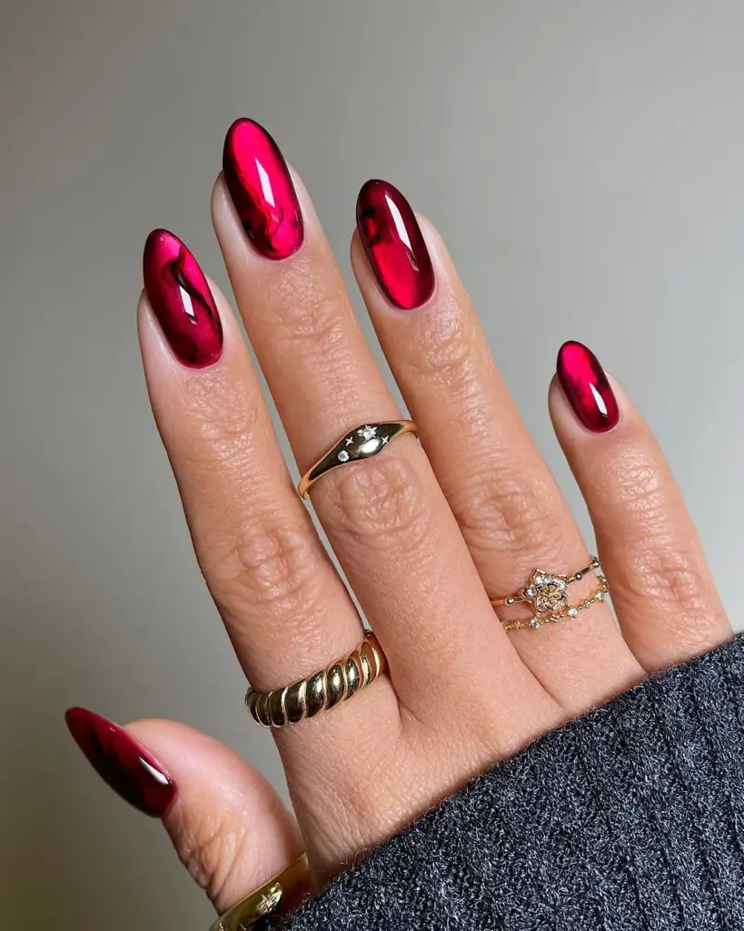 Cat-eye kırmızı manikür