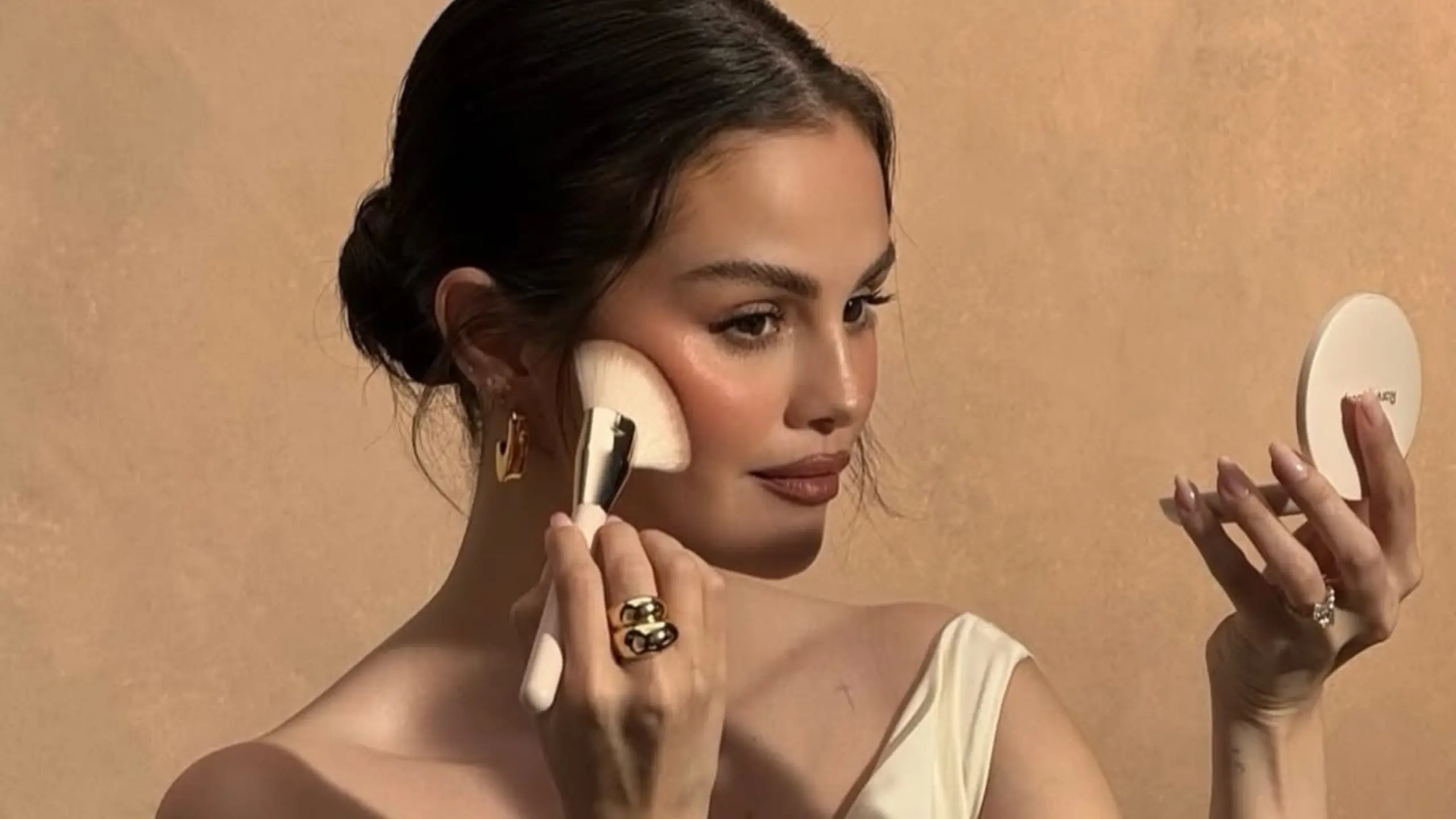 Minimalden maksimale: Contrast makeup theory nedir?