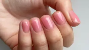 Minimalist ve şık “Rose water” manikürü