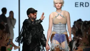 Moskova Fashion Week’te Emre Erdemoğlu imzası: “West of Eden”, kadının yeni hikâyesini yazdı