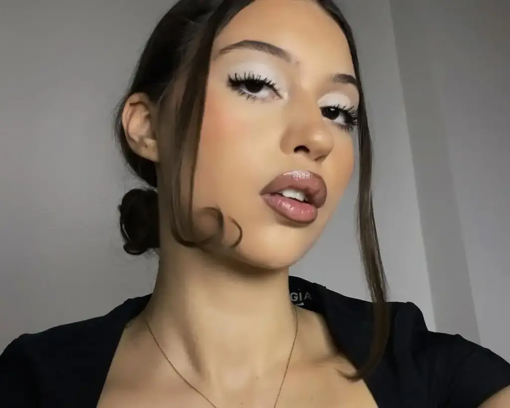 Parlak ve kontürlü dudaklar