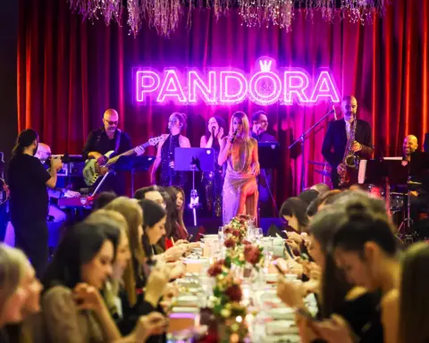 Pandora ile çok özel bir akşam