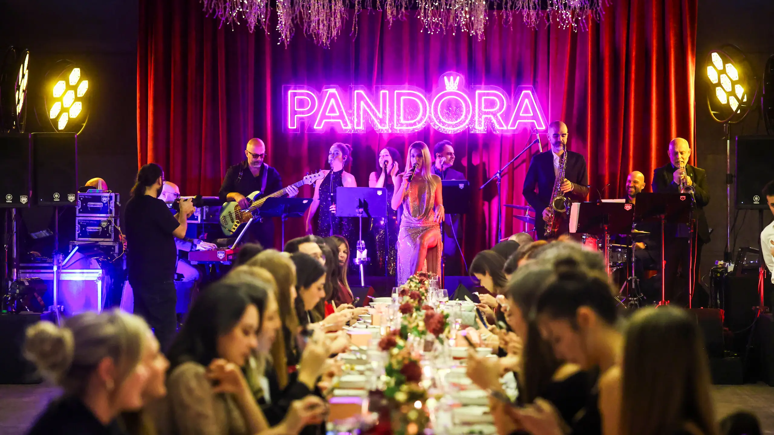 Pandora ile çok özel bir akşam