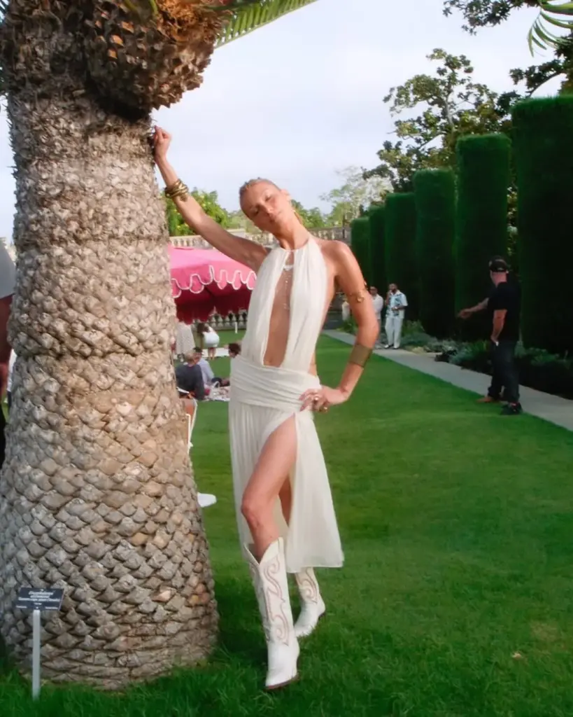 Kırmızı halıda Cloud Dancer rengi