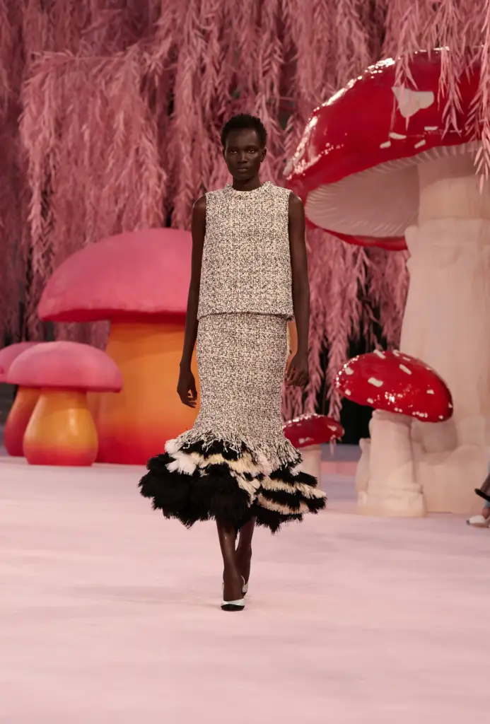 Hareket ile akıcılık hissi Chanel haute couture