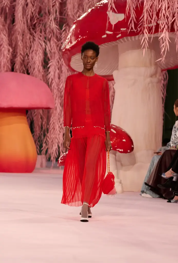 Chanel kodlarını yumuşatarak yeniden düşünmek