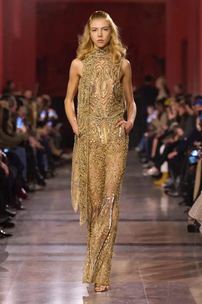 Deri, saçak ve metalik dokularla yeniden tanımlanan yüzeyler 