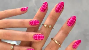 Parlak ve modern: 4 pembe manikür fikri