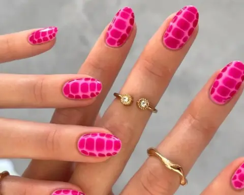 Parlak ve modern: 4 pembe manikür fikri