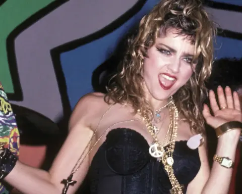 Payetlerden suni kürklere: Hafta sonu partileri için stil rehberi