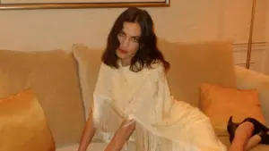 Pelerinlerle net ve zamansız bir görünüm yakalayın