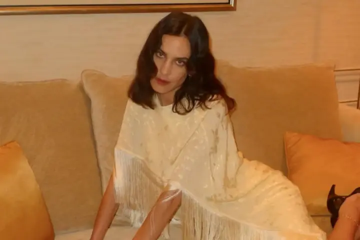 alexa beyaz pelerinli