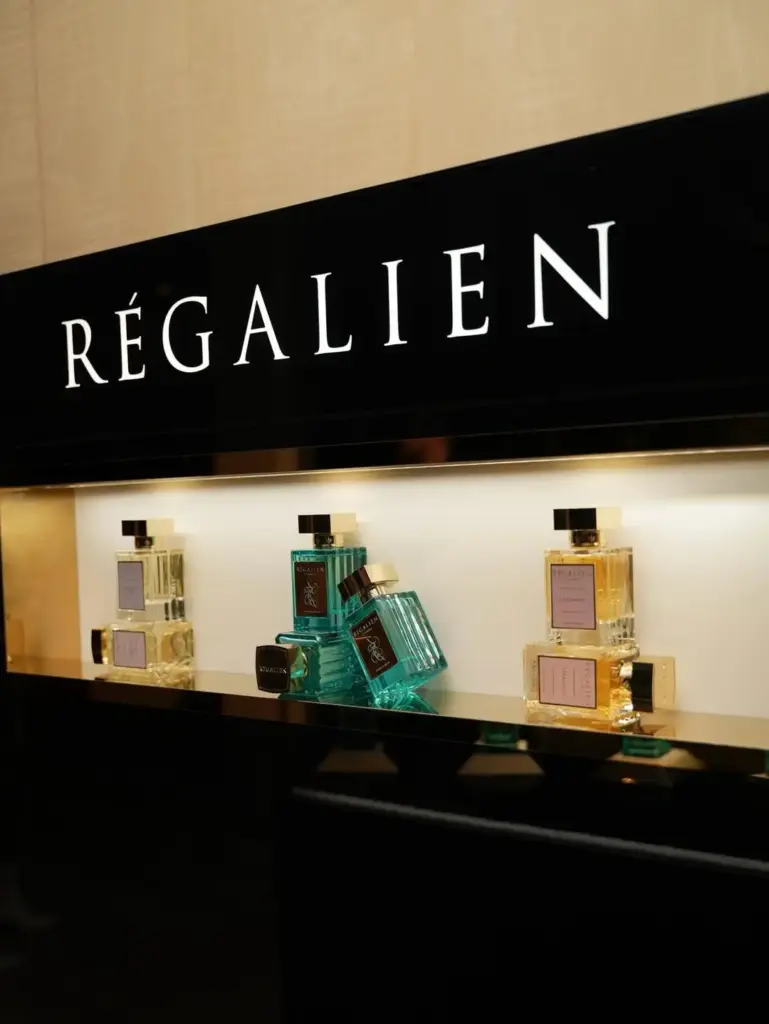 Long Time No See, Raffles İstanbul, Regalien