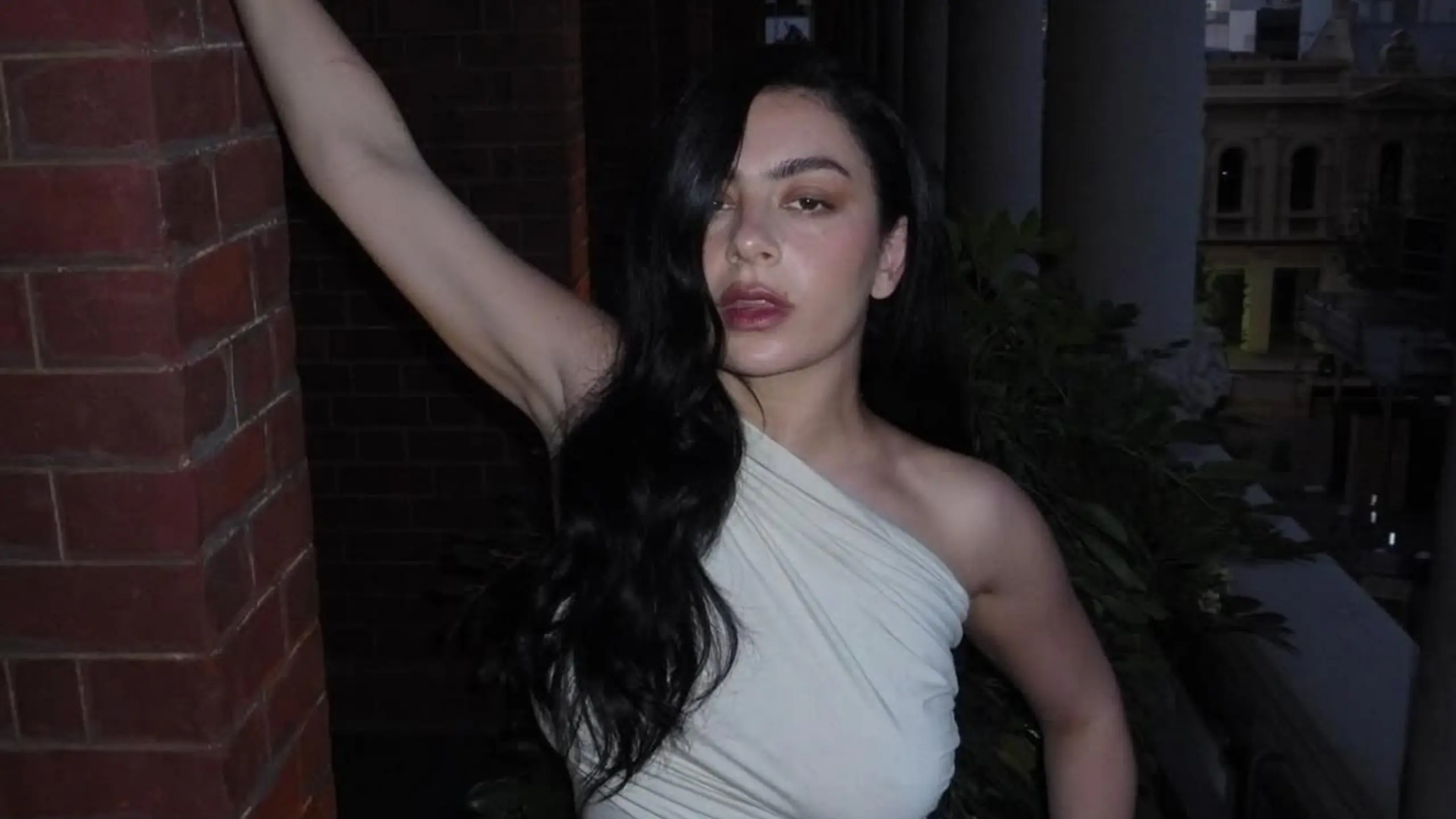 Romantizm ve karanlığın güçlü kontrastı: Soft Goth makyajı