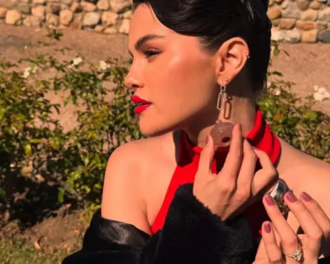 Selena Gomez’den geçiş mevsimine ilham veren “rose mocha” manikür