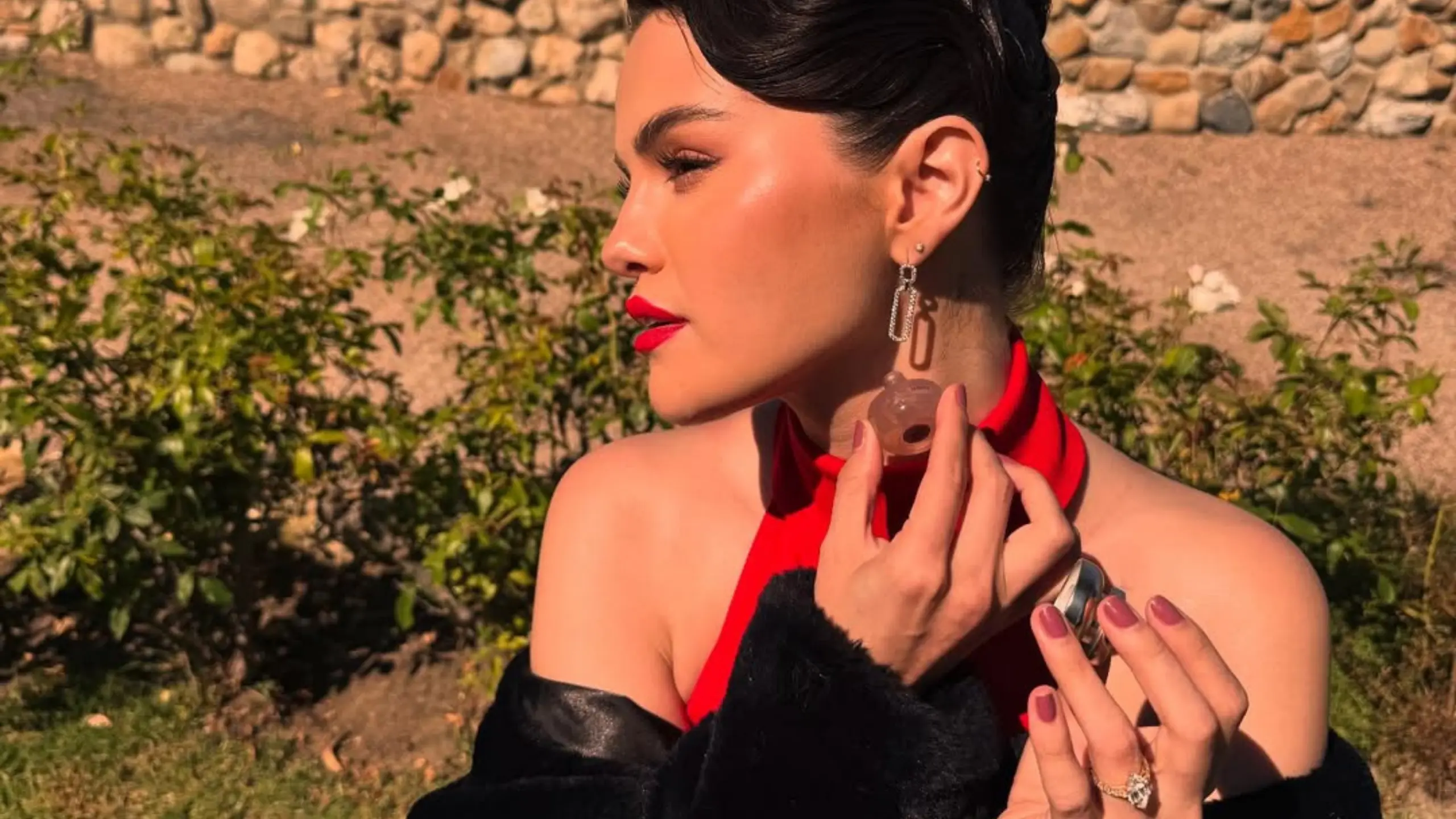 Selena Gomez’den geçiş mevsimine ilham veren “rose mocha” manikür
