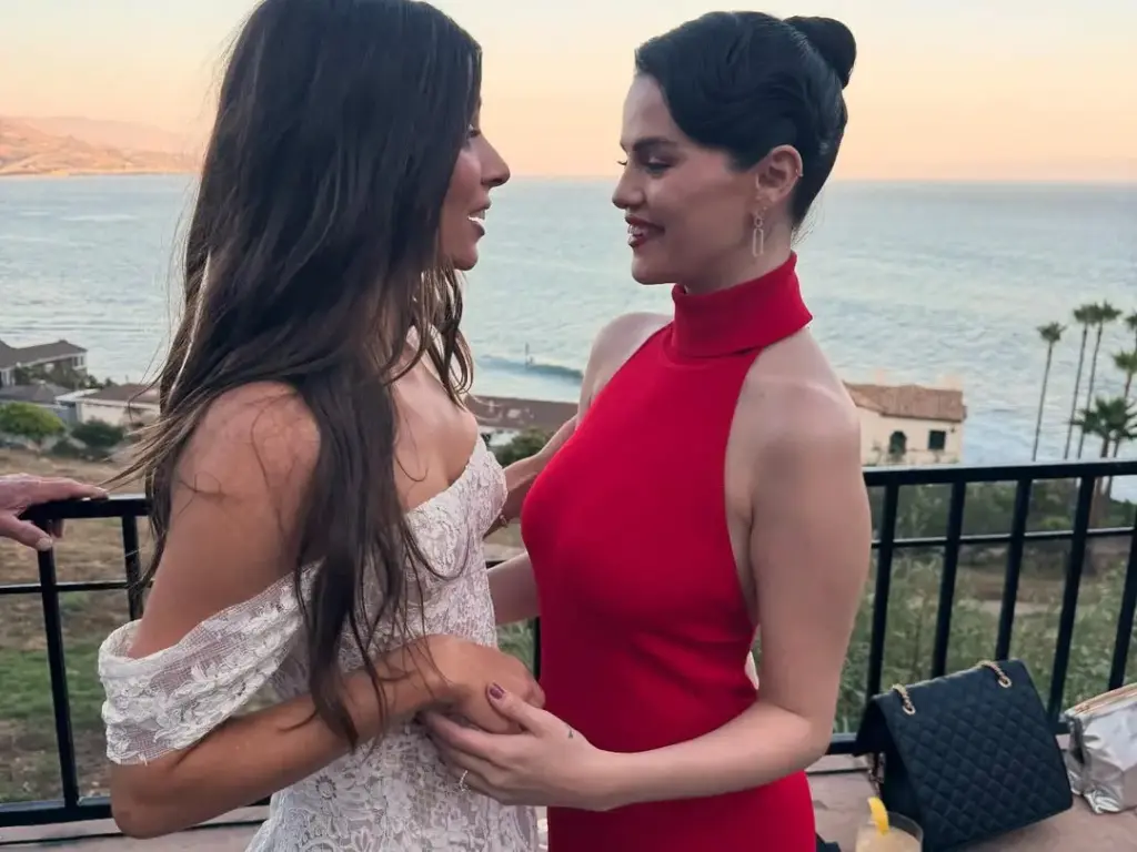 Selena Gomez’den geçiş mevsimine ilham veren “rose mocha” manikür