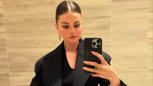 Selena Gomez’in “power suit” görünümü
