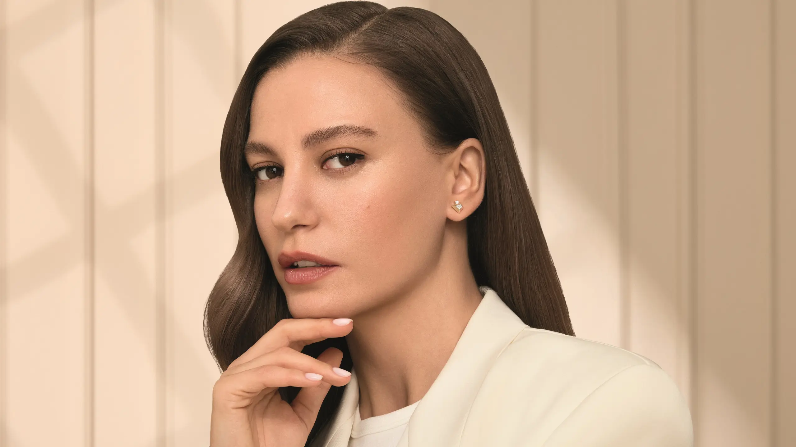 Serenay Sarıkaya, L'oréal Paris True Match'in yeni kampanyası için kamera karşısında