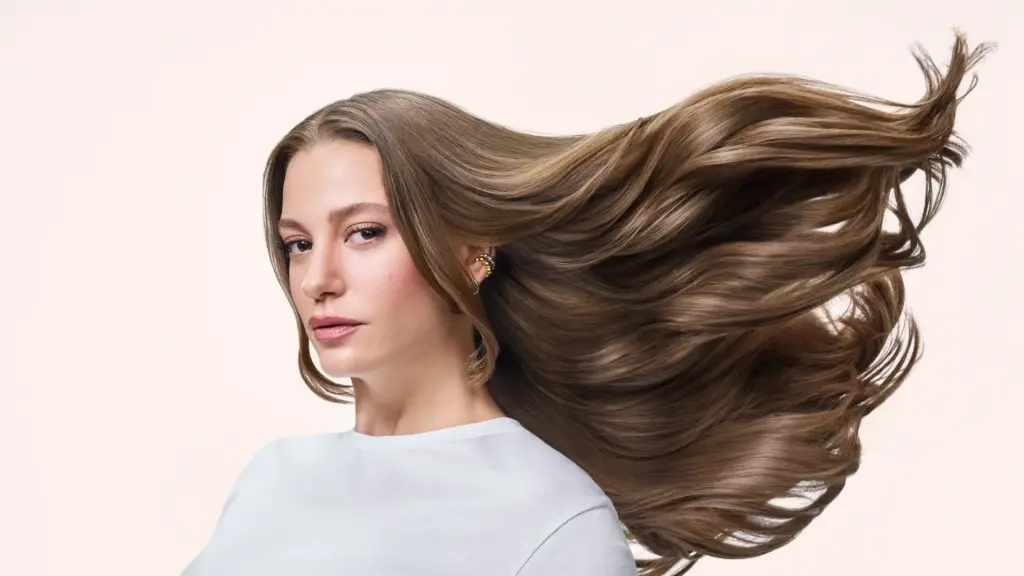 Serenay Sarıkaya ve Elseve'den parlaklığın ötesi, saçta "gloss" etkisi