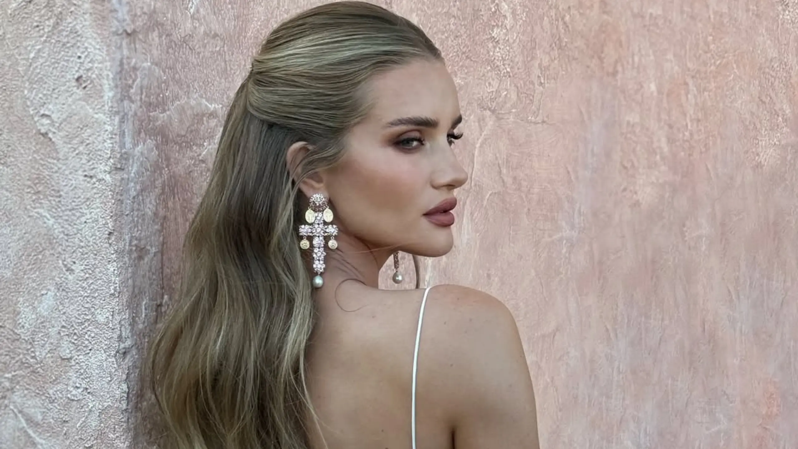 Sessiz lüks estetiği “uptown blonde” saç rengine ilham veriyor