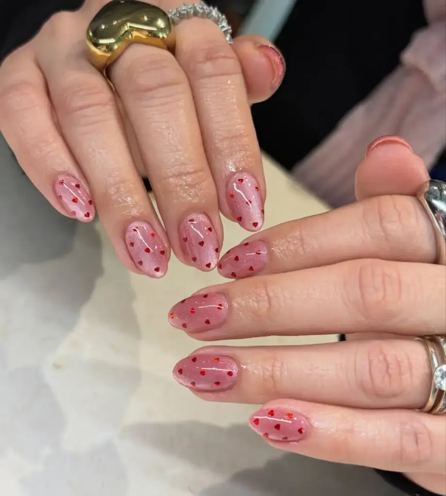 “Cat eye” maniküre romantik bir yorum