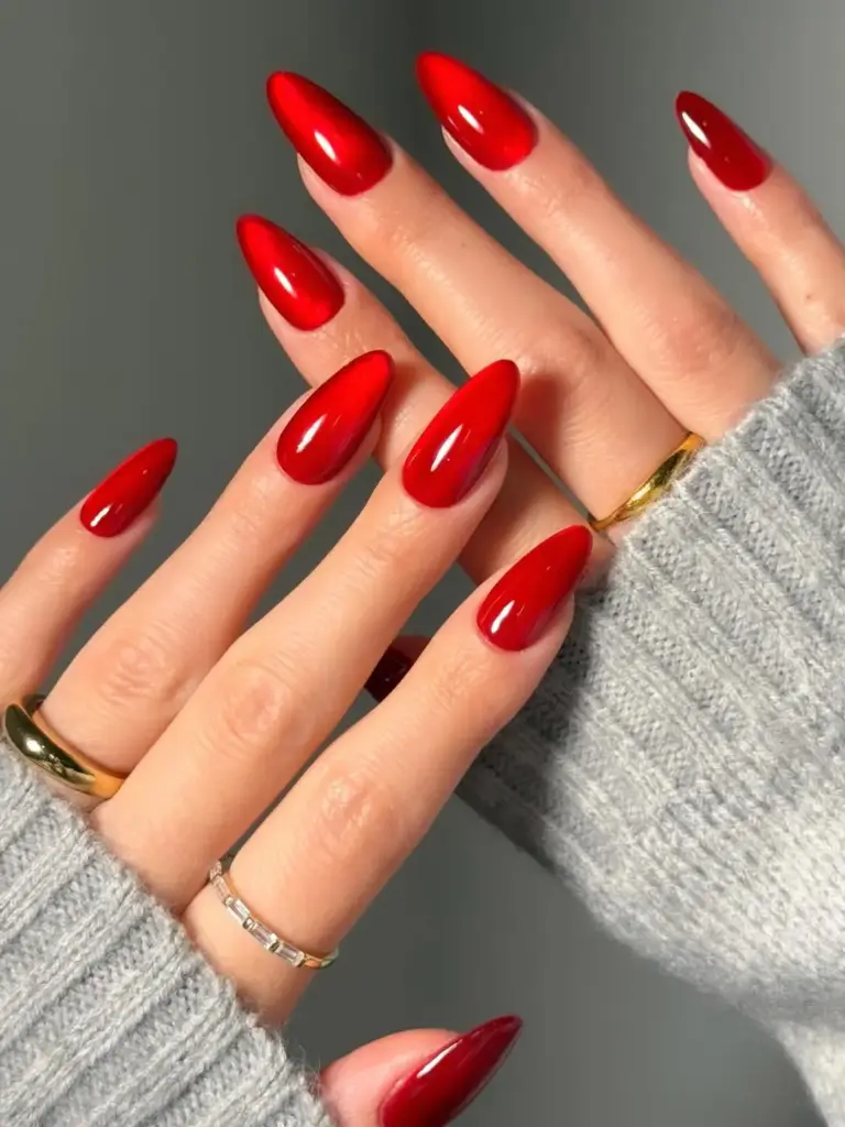 Cesur kırmızı tırnaklar