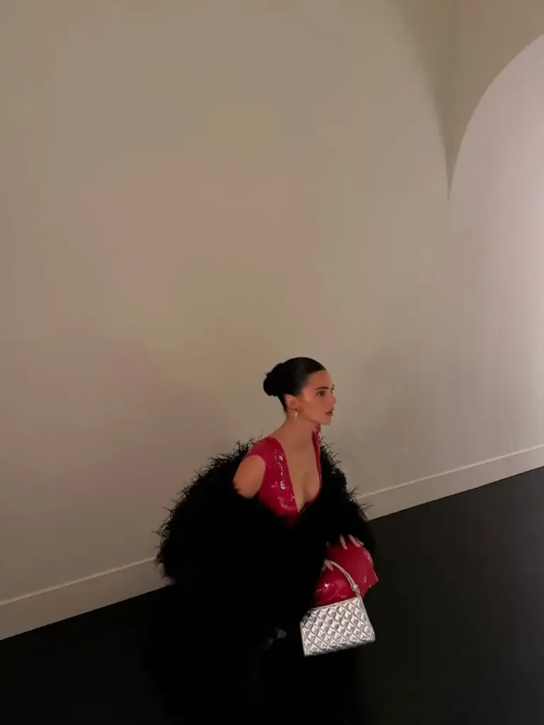 Sıkı topuzlarla heykelsi bir görünüm