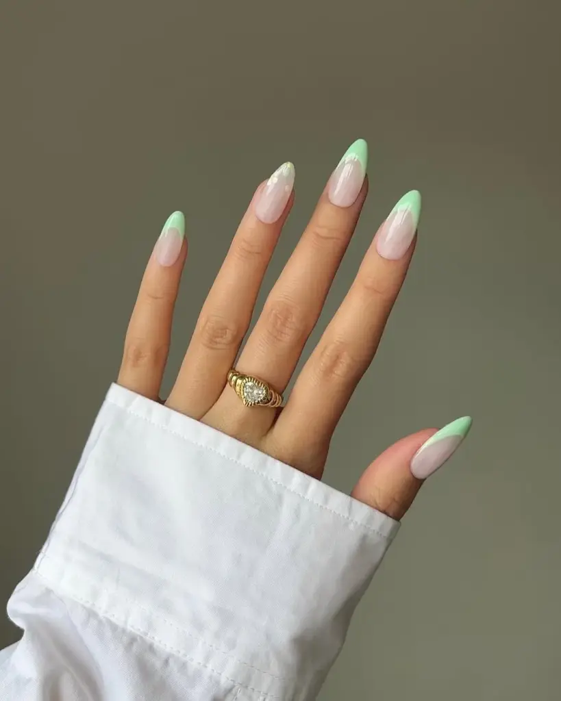 Millennial mint nails trendi
