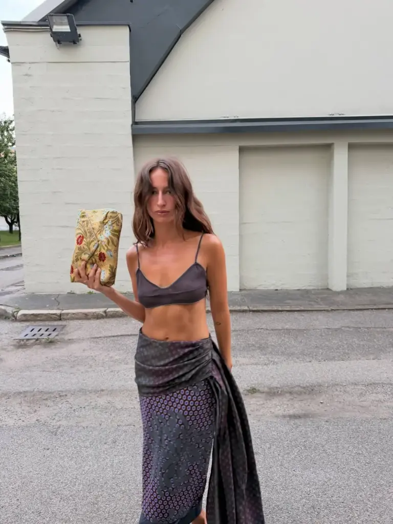 Crop bluz ve midi etekle Carrie Bradshaw şıklığı