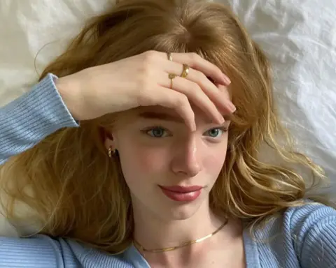 Soft Apricot Blonde: Saç rengi trendlerine sıcak bir dokunuş