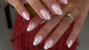 “Soft Chrome” manikür ile ışıltıyı tırnaklarınıza taşıyın