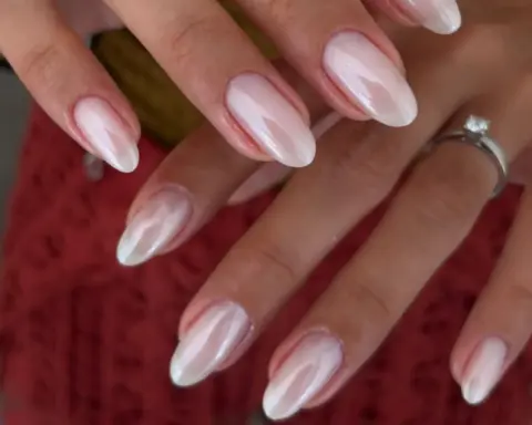 “Soft Chrome” manikür ile ışıltıyı tırnaklara taşıyın