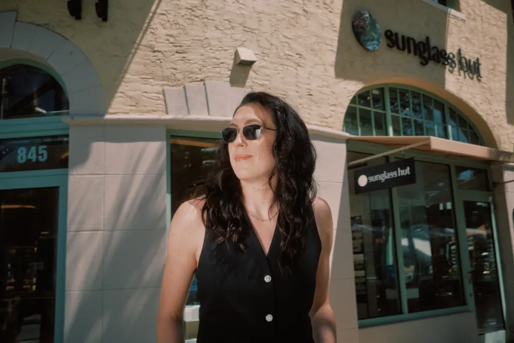 Sunglass Hut 2026 yaz kampanyasını üç global isiml