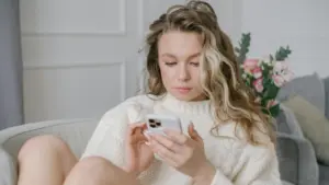 “Swipe kültürü”: Hızlı tüketilen ilişkiler duygularınızı nasıl etkiliyor? 