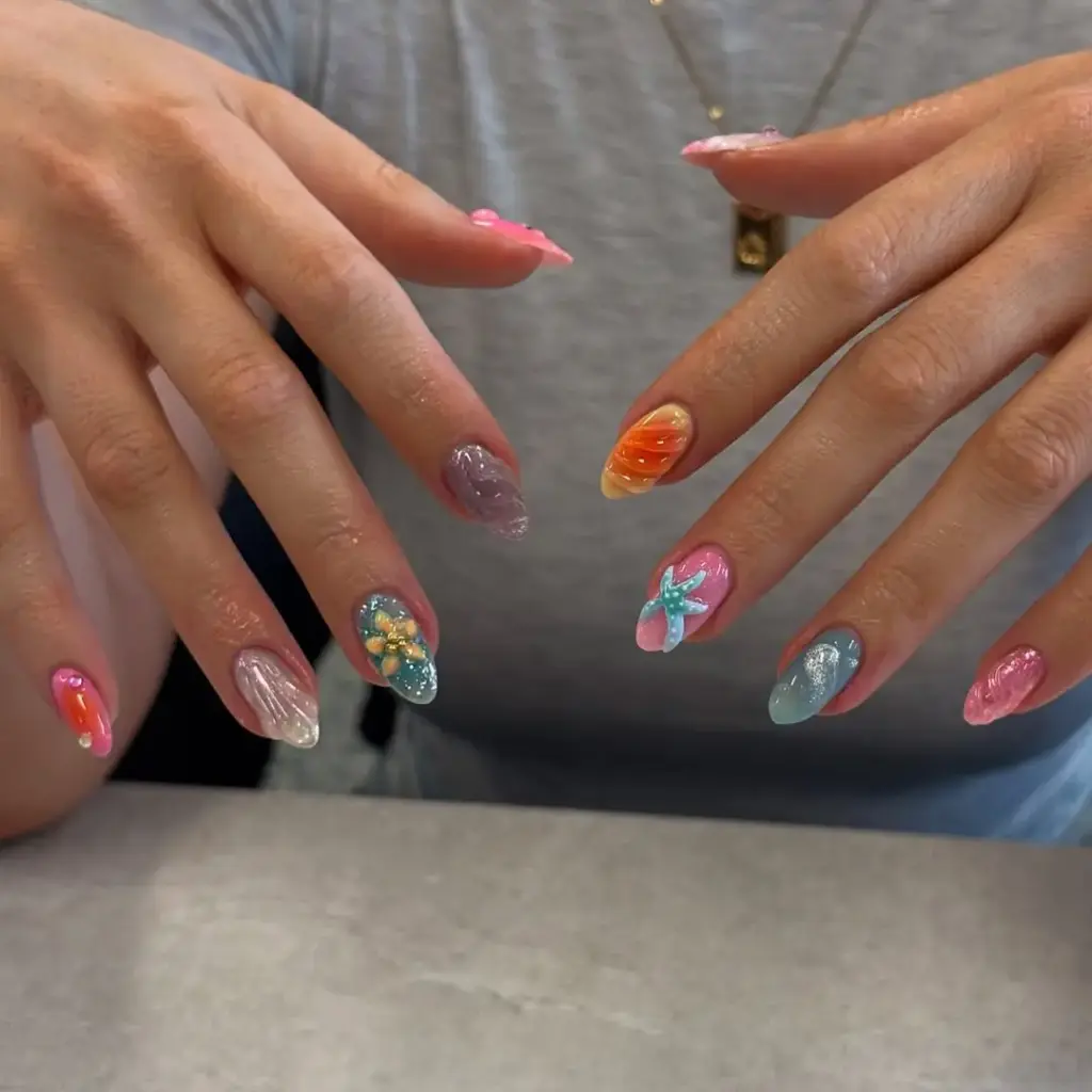 Tatil enerjisi yansıtan nail art eşleşmeleri