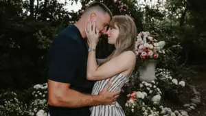 Taylor Swift ve Travis Kelce resmen nişanlandı
