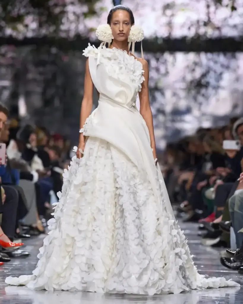Jonathan Anderson imzalı tarihi Dior gelinlik