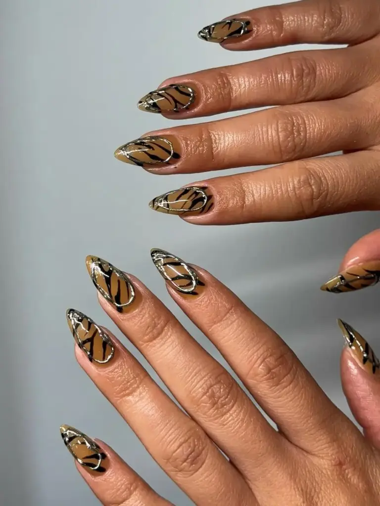 Krom efektler kaplan deseniyle buluşuyor