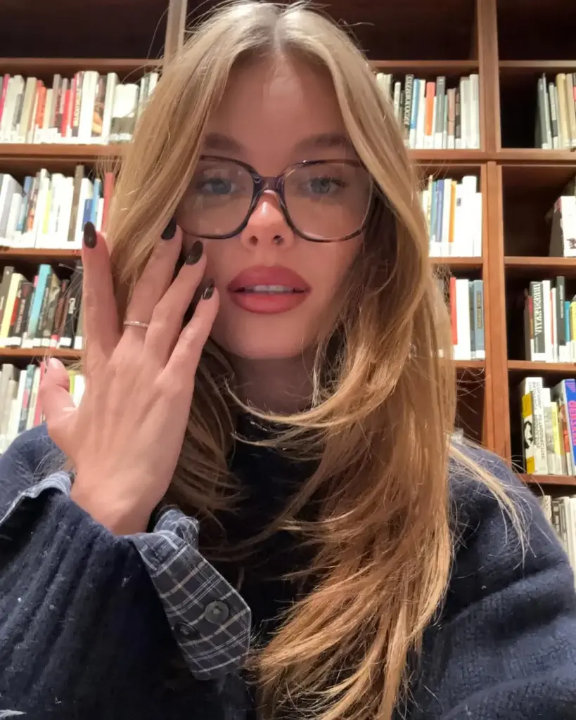 Butterfly saç kesimi honey blonde ile buluşuyor