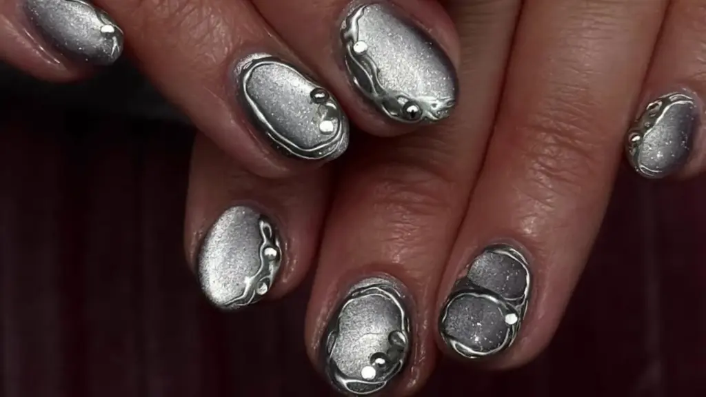 Tırnaklara metalik dokunuş: Gümüş manikür trendi