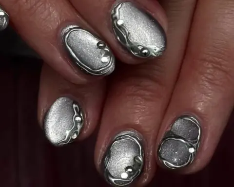 Tırnaklara metalik dokunuş: Gümüş manikür trendi