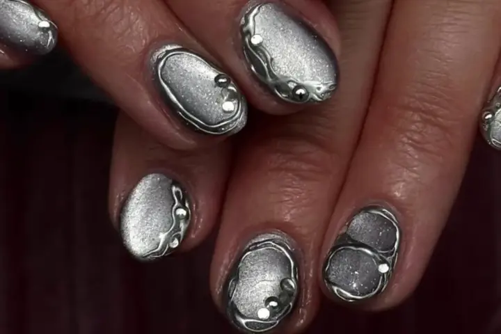 Tırnaklara metalik dokunuş: Gümüş manikür trendi
