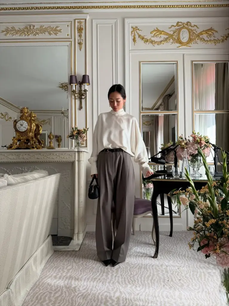 Saten gömleklerle tiyatroda şıklık