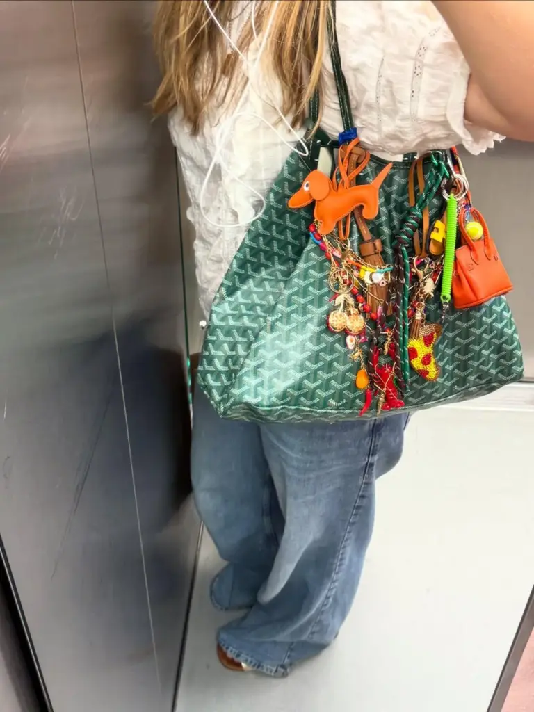 Renkli çantalar nasıl kombinlenir?